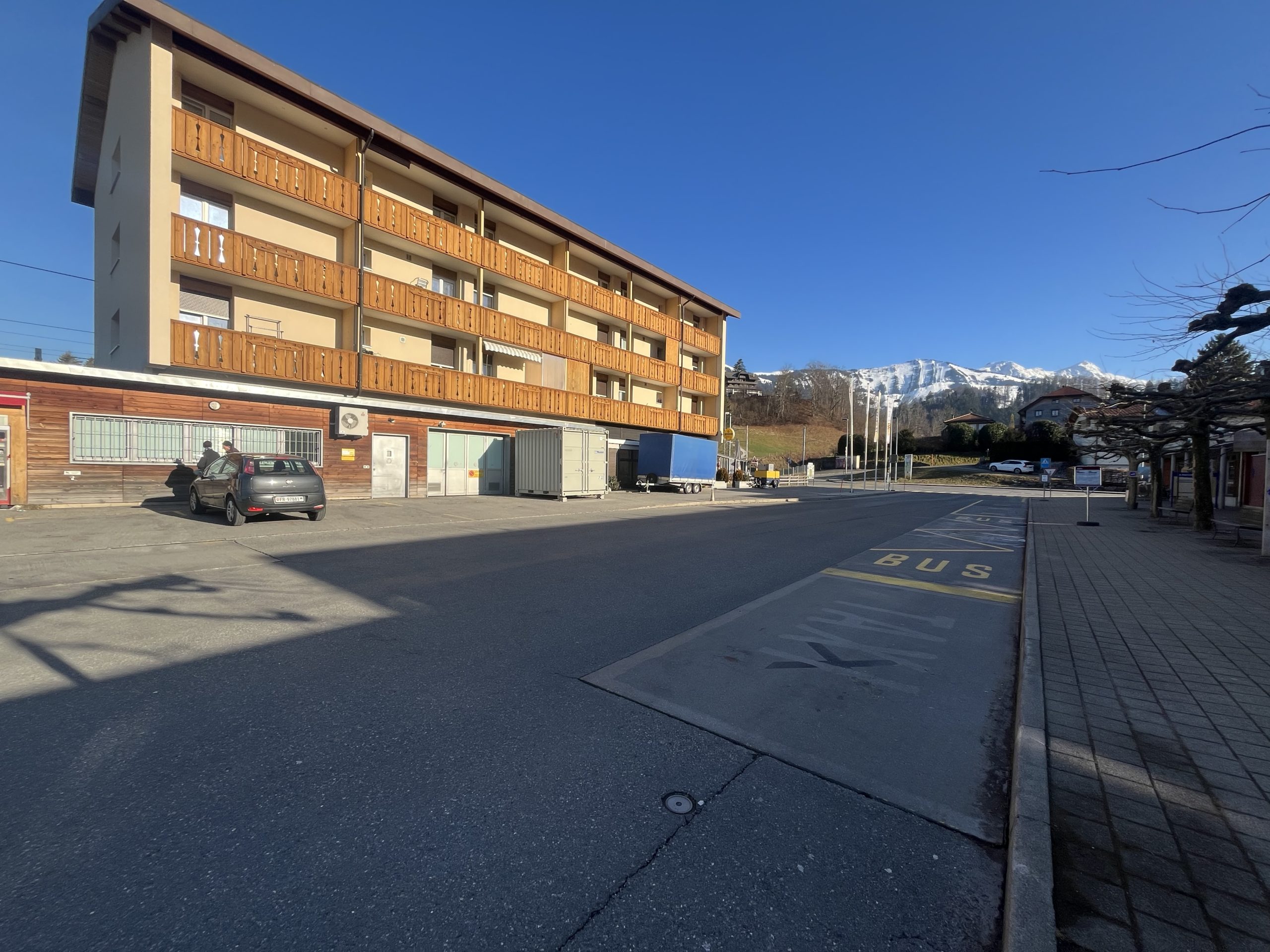 Alpenwohnhaus mit Straßenzugang
