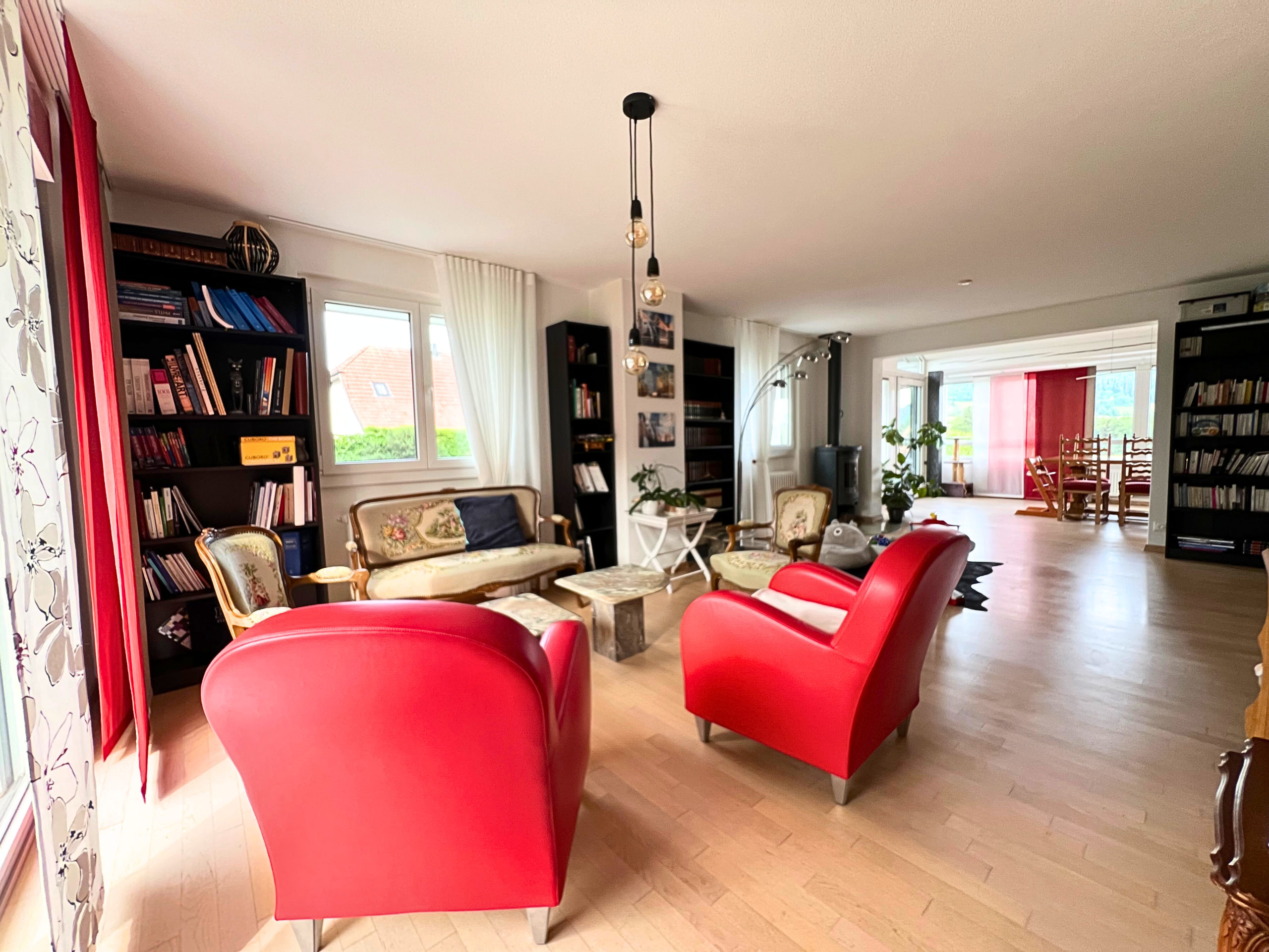 Großzügiges Wohnzimmer mit angrenzendem Essbereich