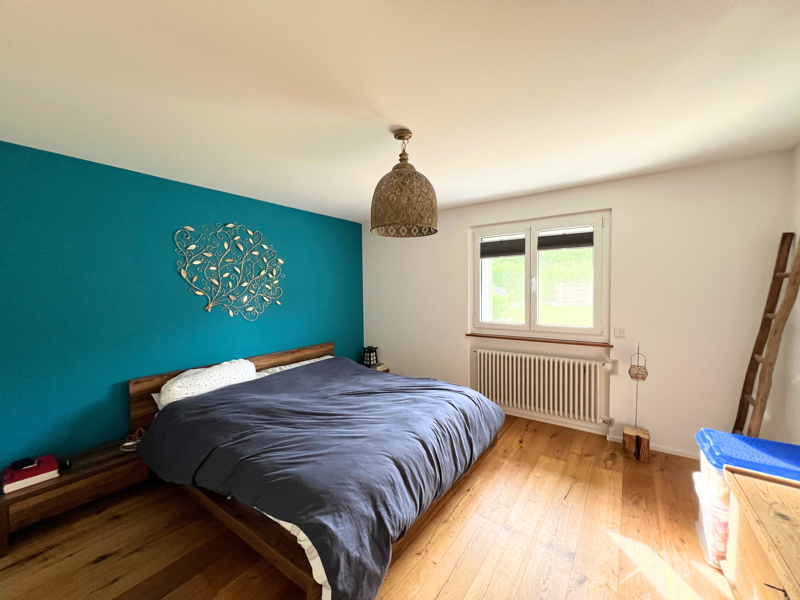 Schlafzimmer mit farbiger Akzentwand