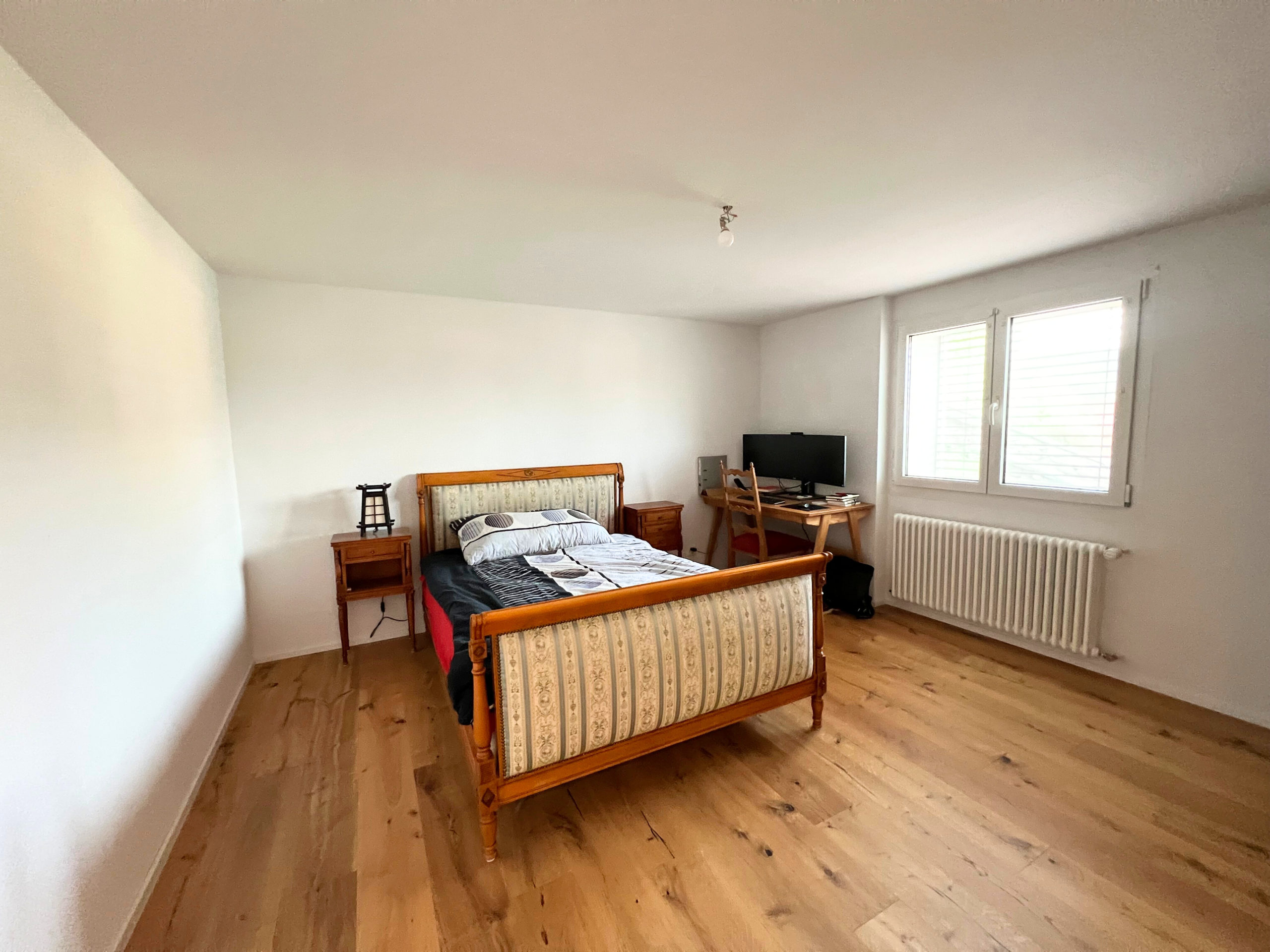 Schlafzimmer mit Einzelbett und Holzfußboden