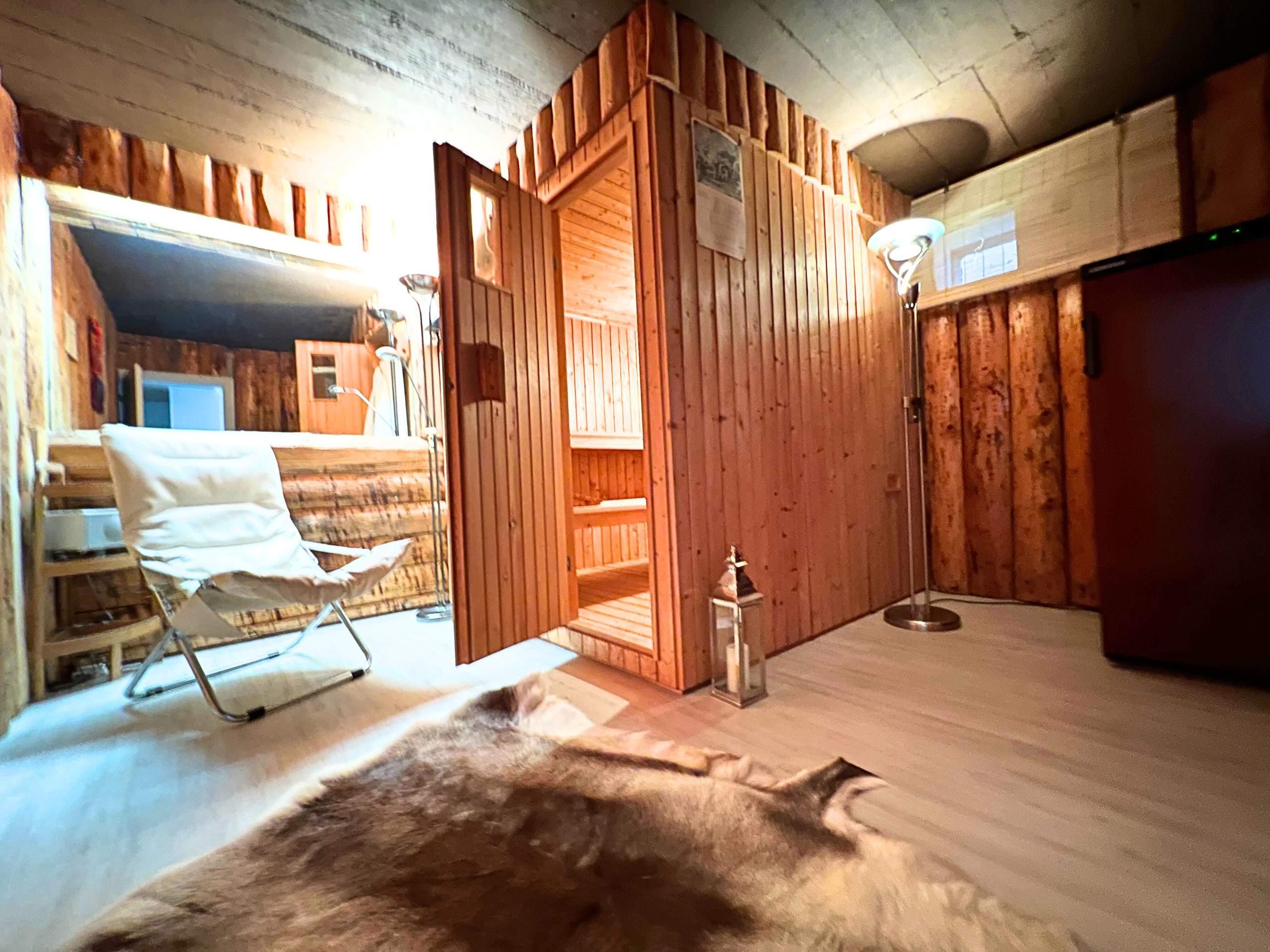 Holzverkleideter Innenraum mit Sauna