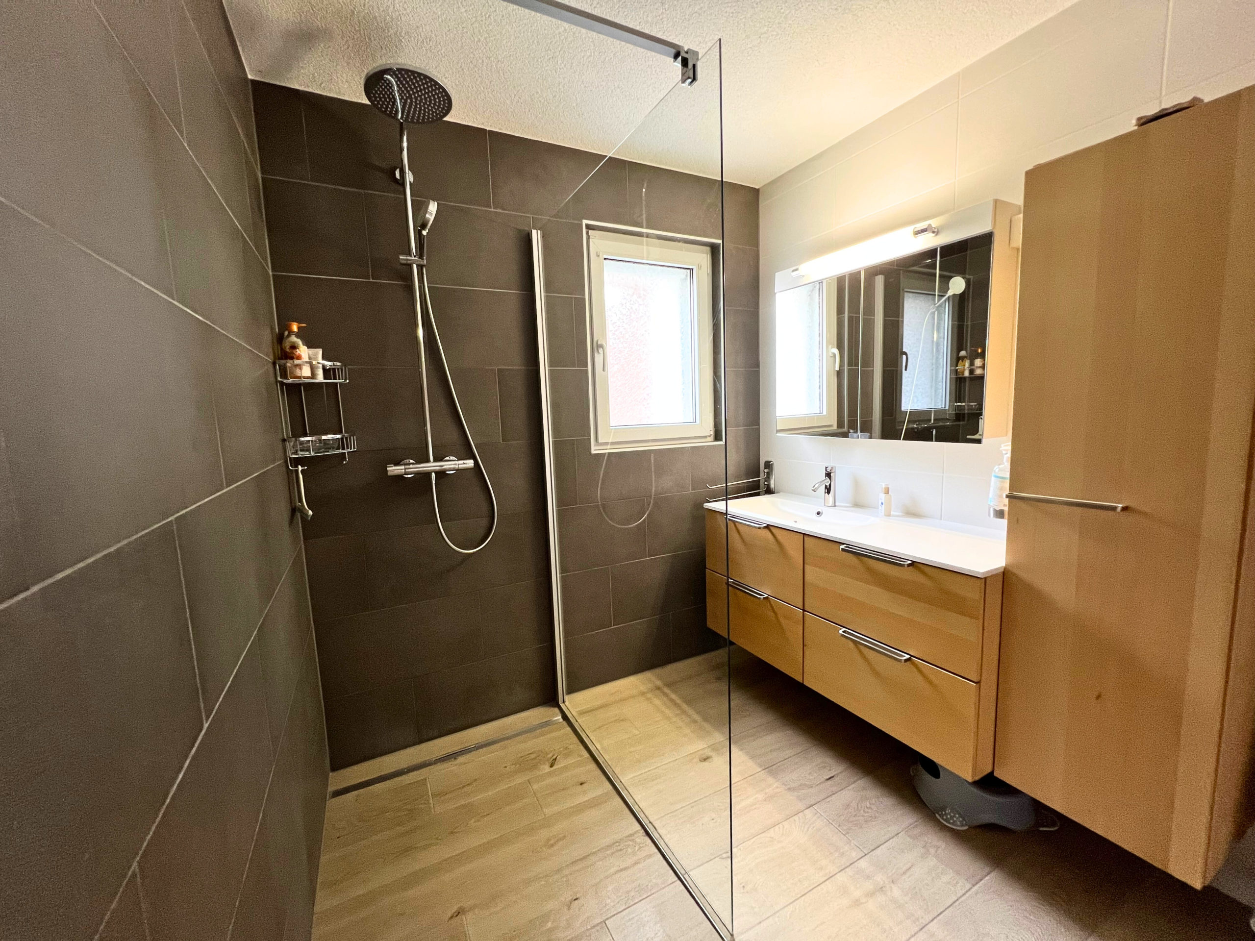 Modernes Duschbad mit Holzwaschtisch