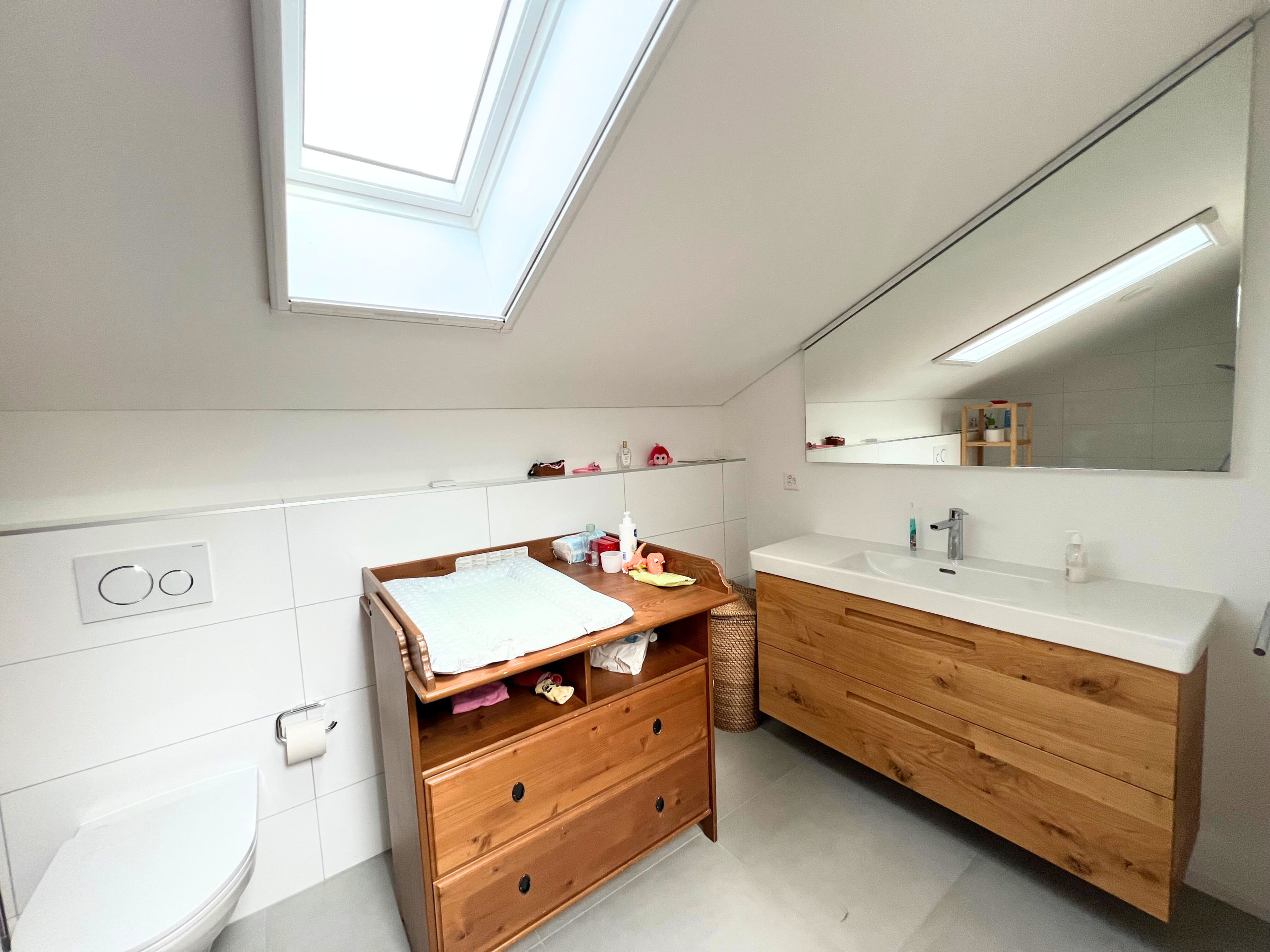 Modernes Badezimmer im Dachgeschoss