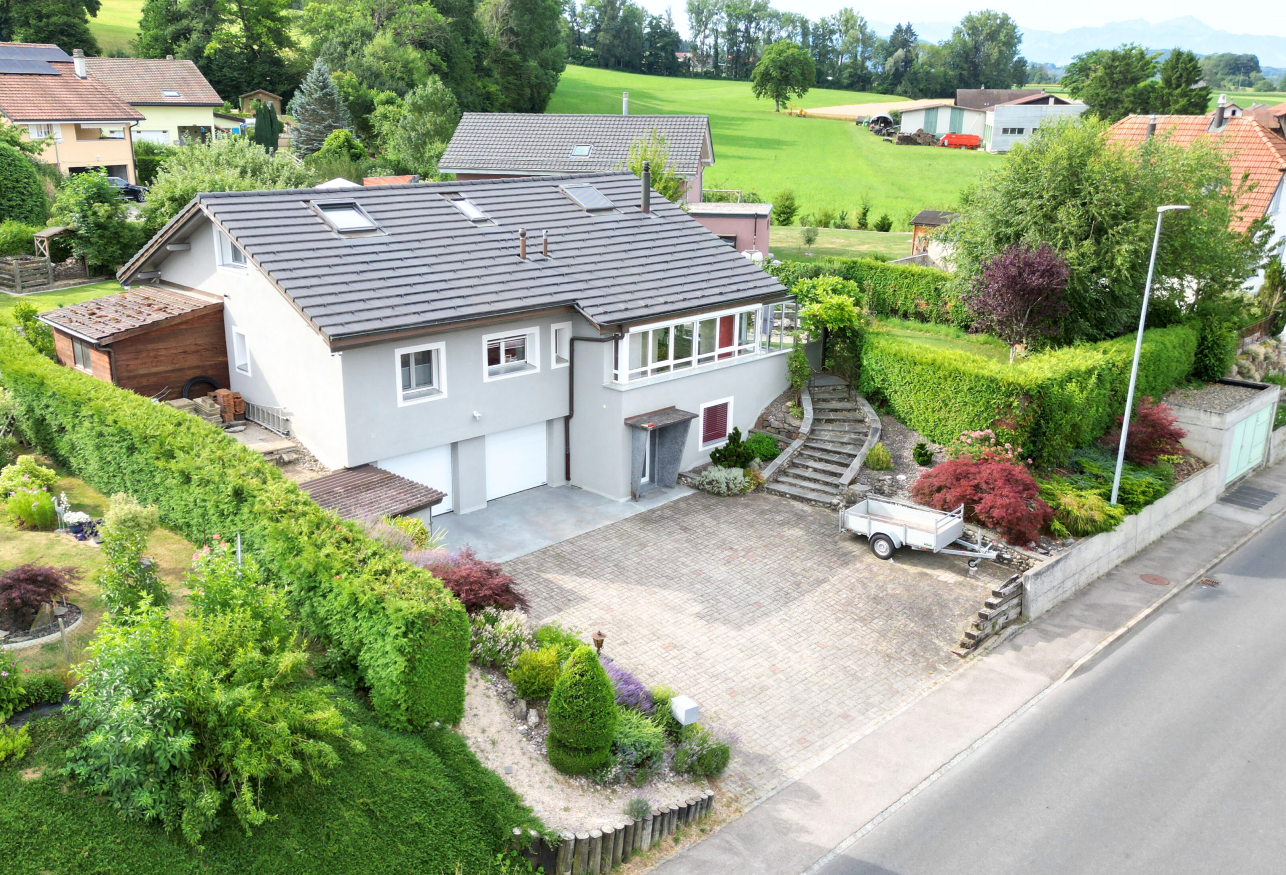 Einfamilienhaus mit großem Garten und Bergblick