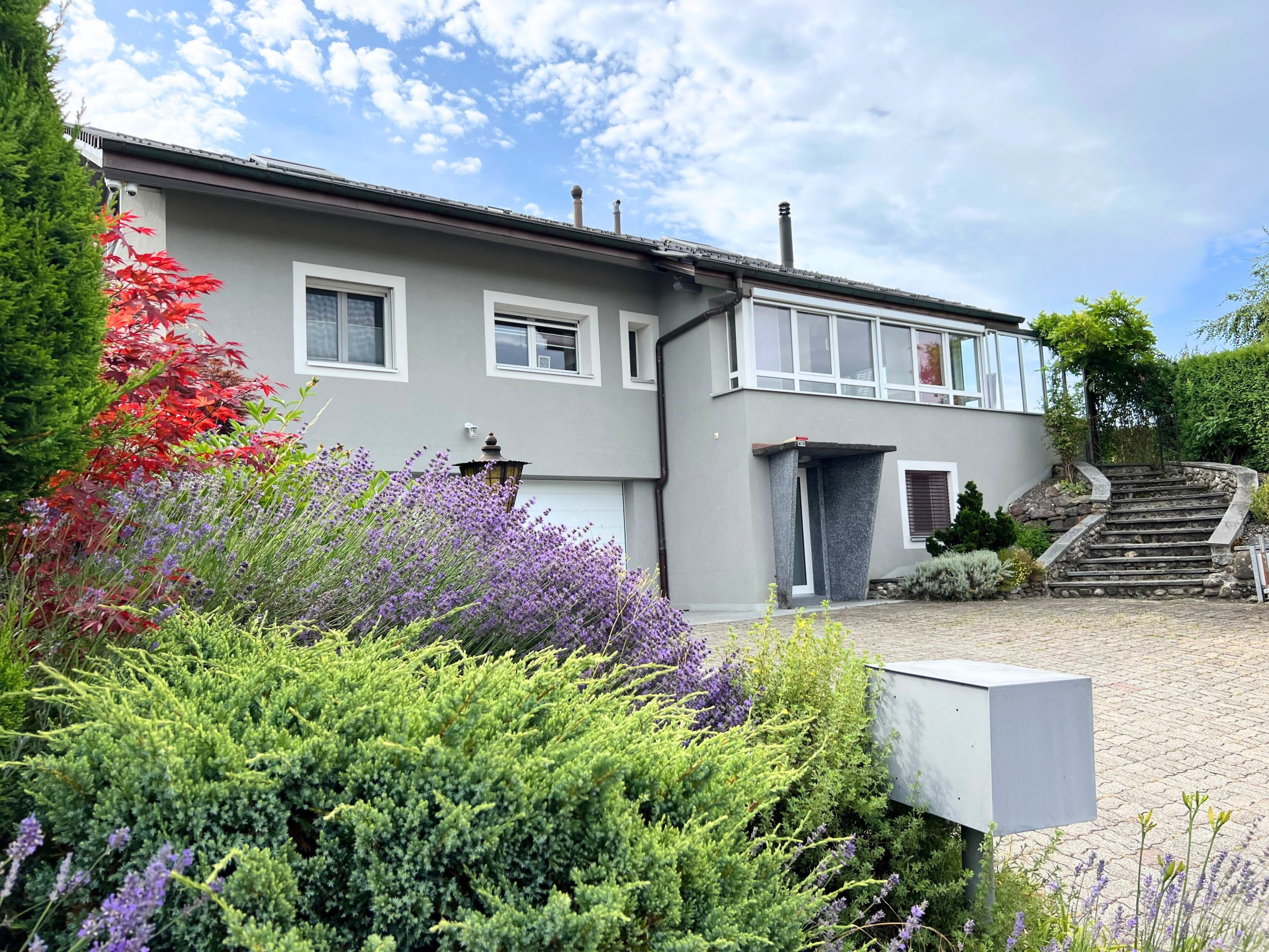 Einfamilienhaus mit gepflegtem Vorgarten