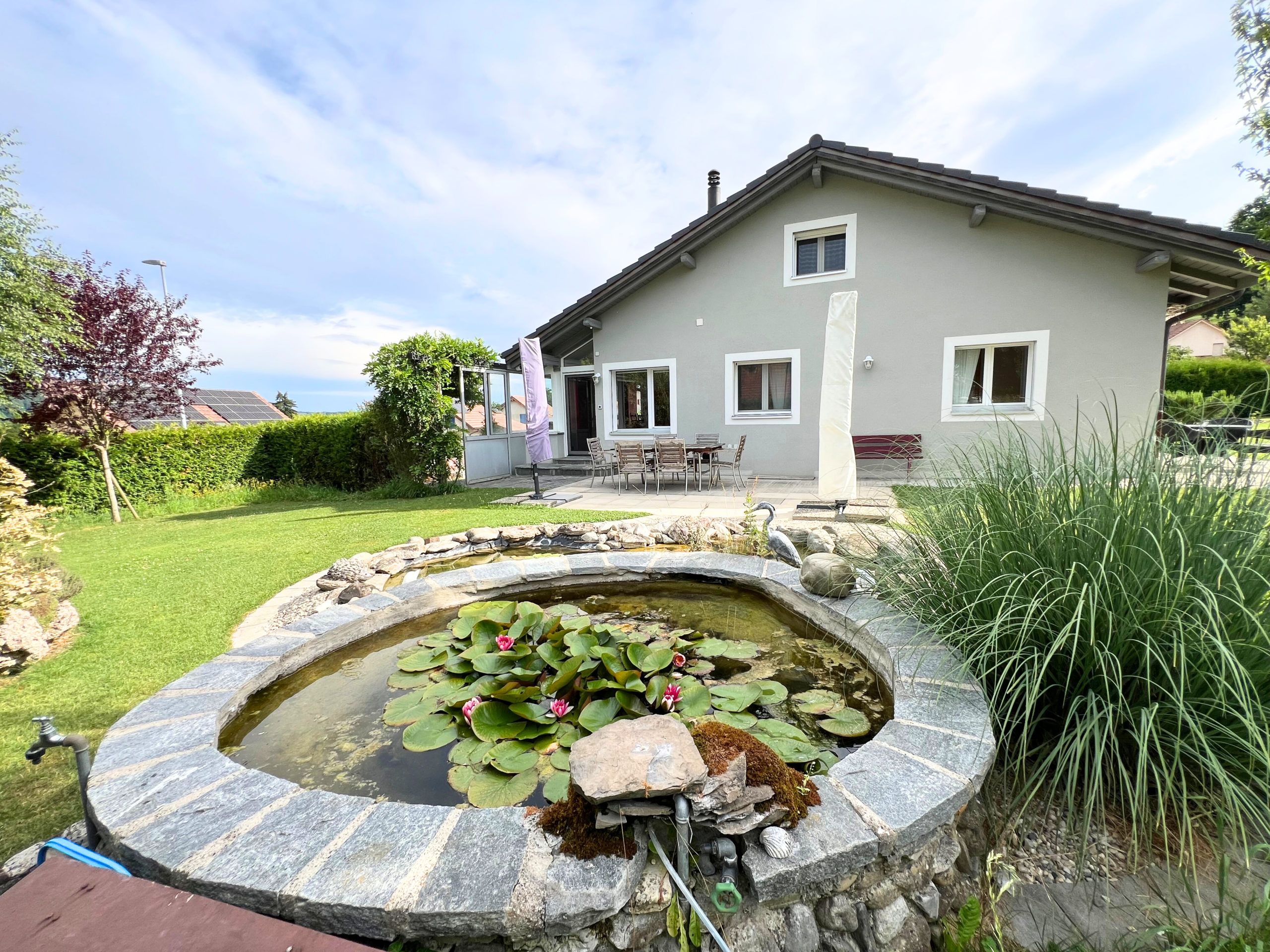 Haus mit angelegtem Garten und Teich