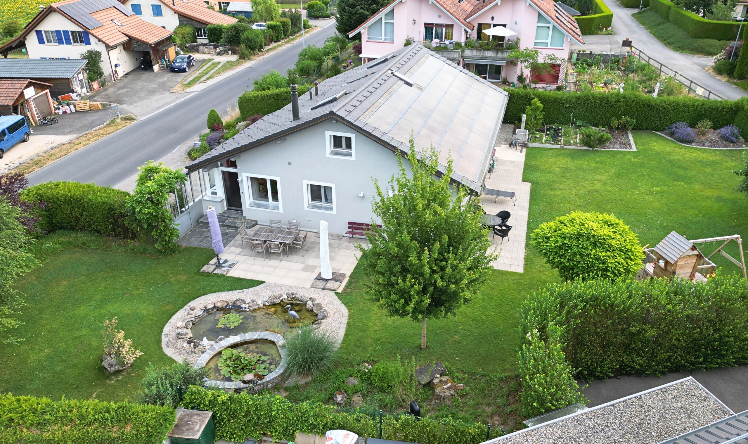 Drohnenaufnahme eines Einfamilienhauses mit großem Garten
