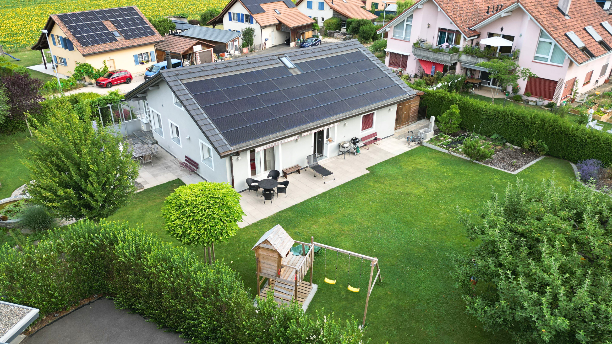 Luftaufnahme eines Einfamilienhauses mit großem Garten