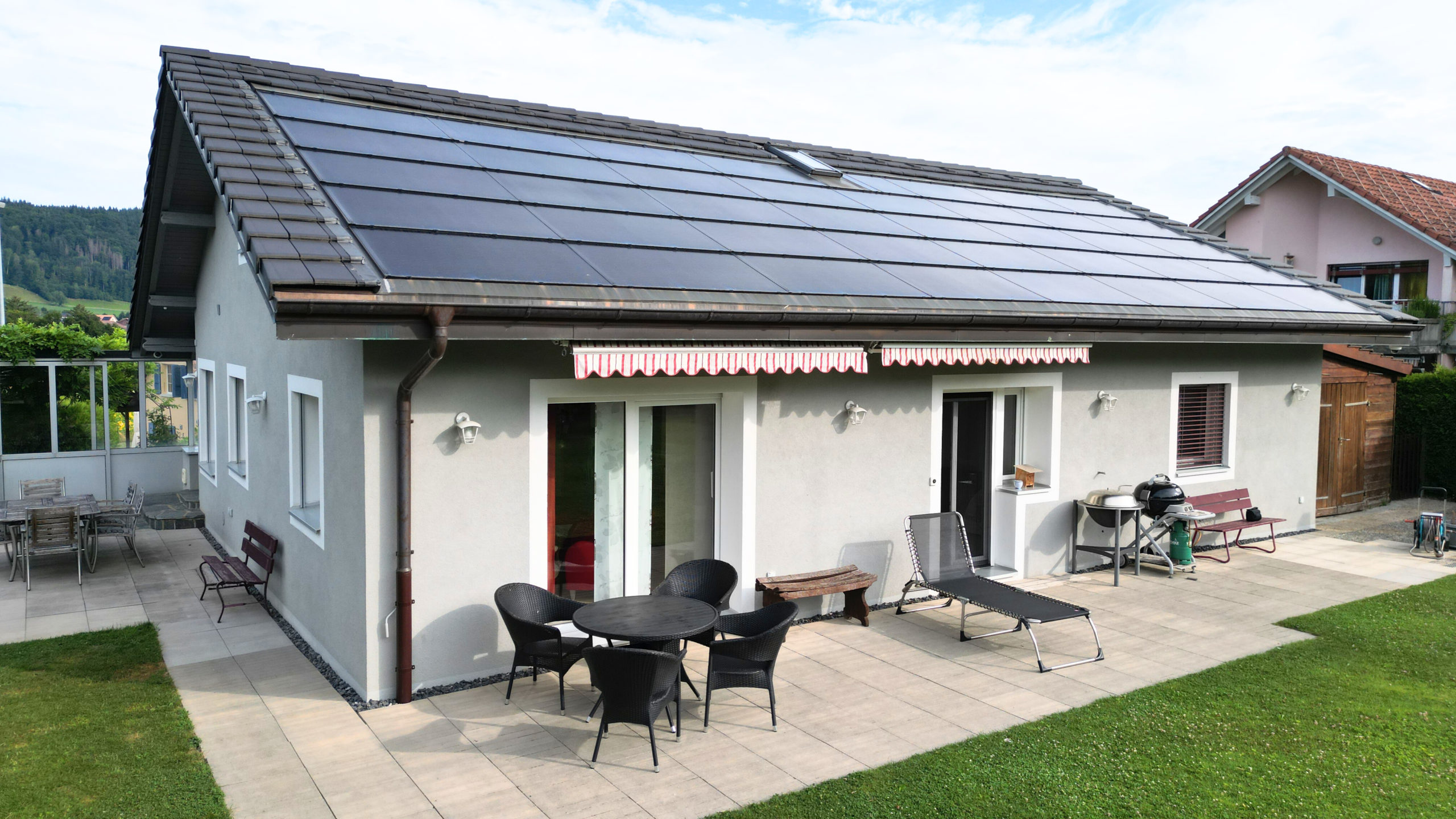 Haus mit Solardach und Terrasse