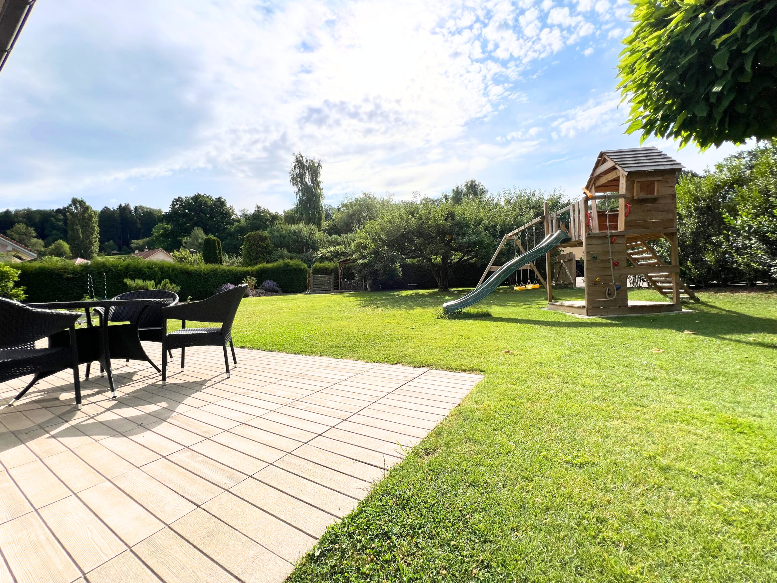 Großer Garten mit Spielturm und Terrasse