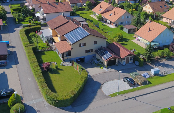 Luftaufnahme eines Wohnhauses mit Solaranlage