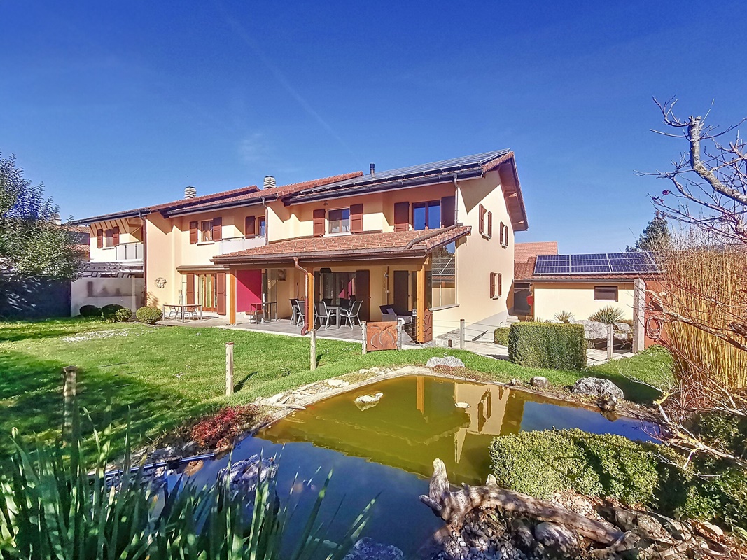 Einfamilienhaus mit Garten und Teich