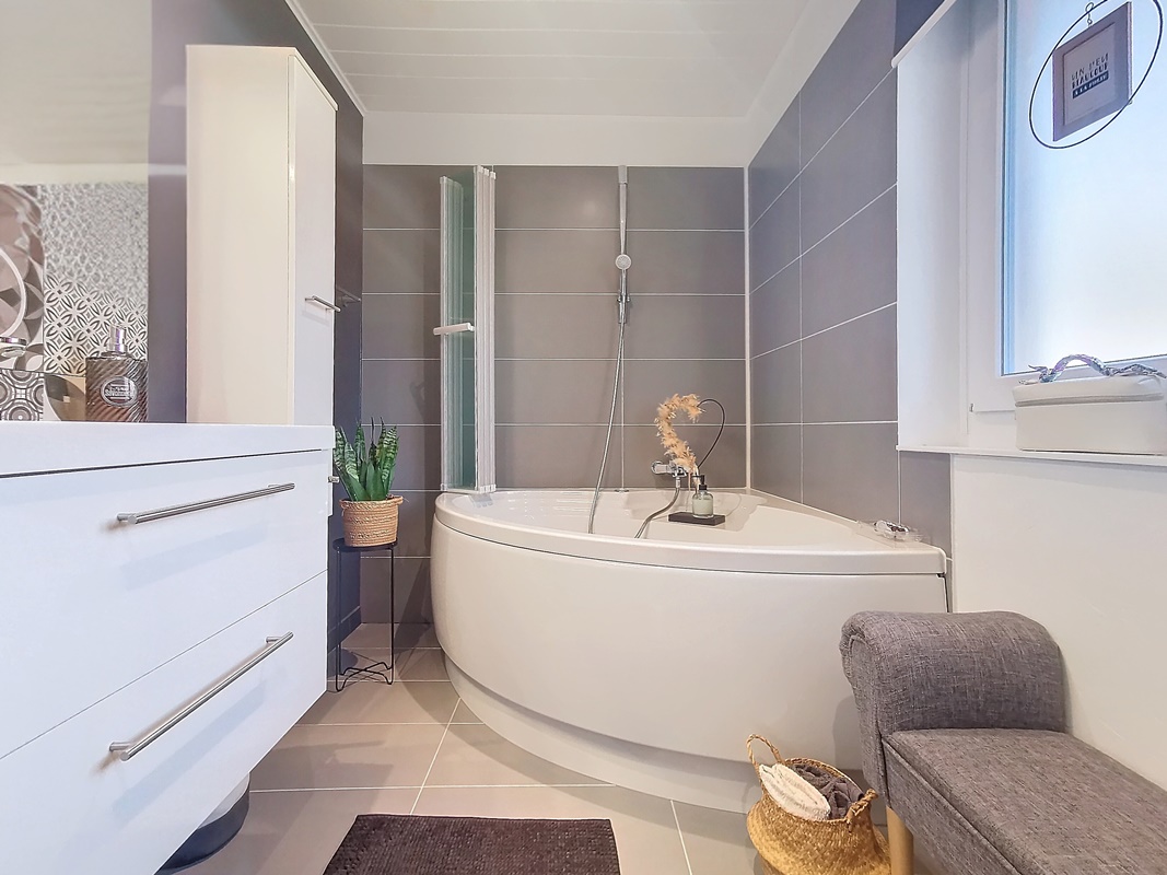 Modernes Badezimmer mit Badewanne
