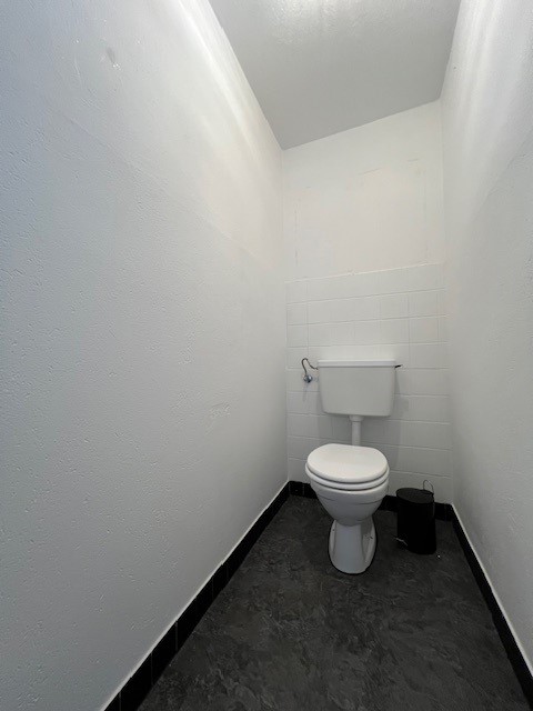 Kleines WC mit weißem Stand-WC