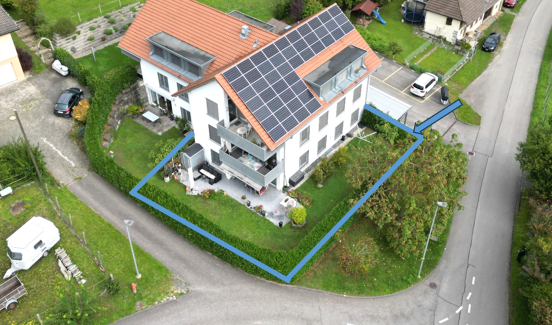 Luftaufnahme eines Wohnhauses mit Solaranlage