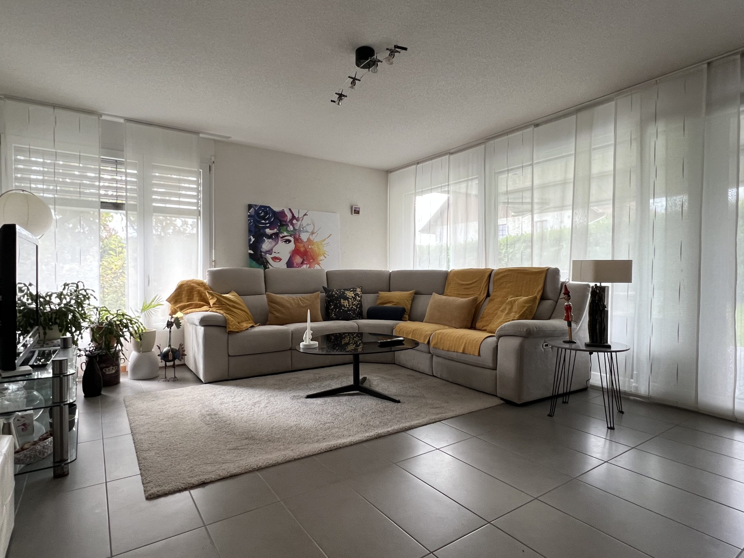 Helles Wohnzimmer mit Ecksofa