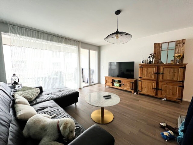 Heller Wohnraum mit Terrasse