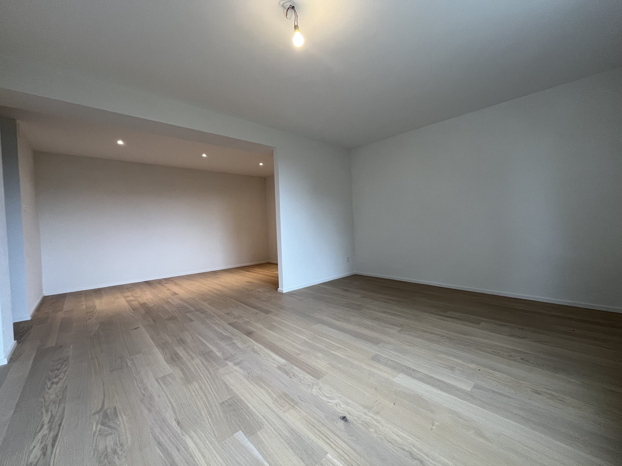 Leerer Wohnraum mit Parkettboden