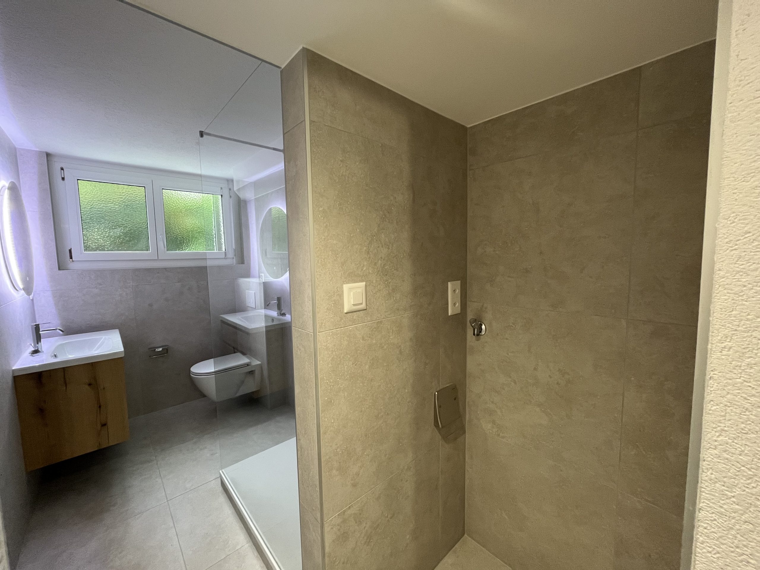 Modernes Badezimmer mit Dusche und Fenster