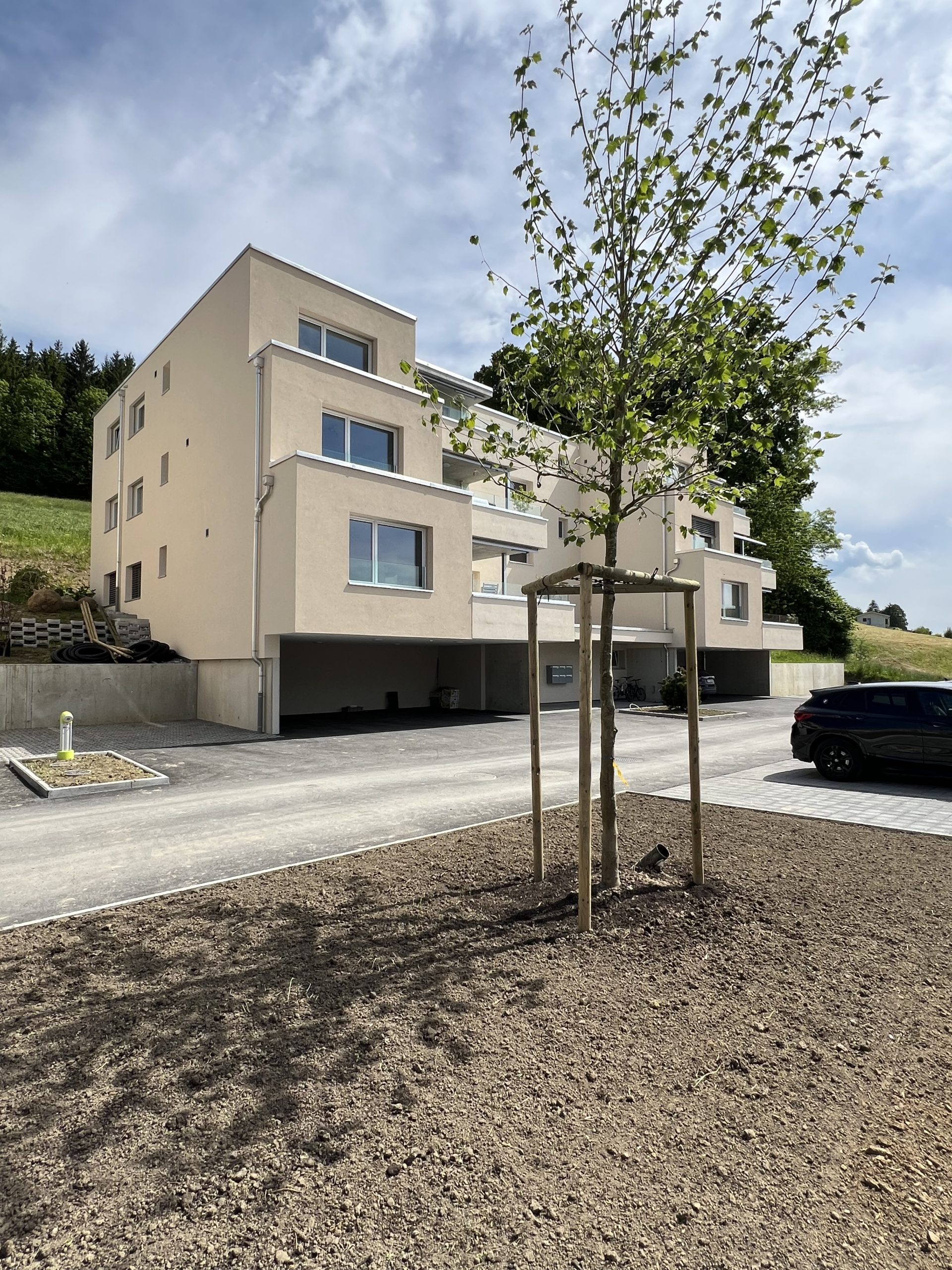 Modernes Mehrfamilienhaus mit Außenansicht und Innenhof