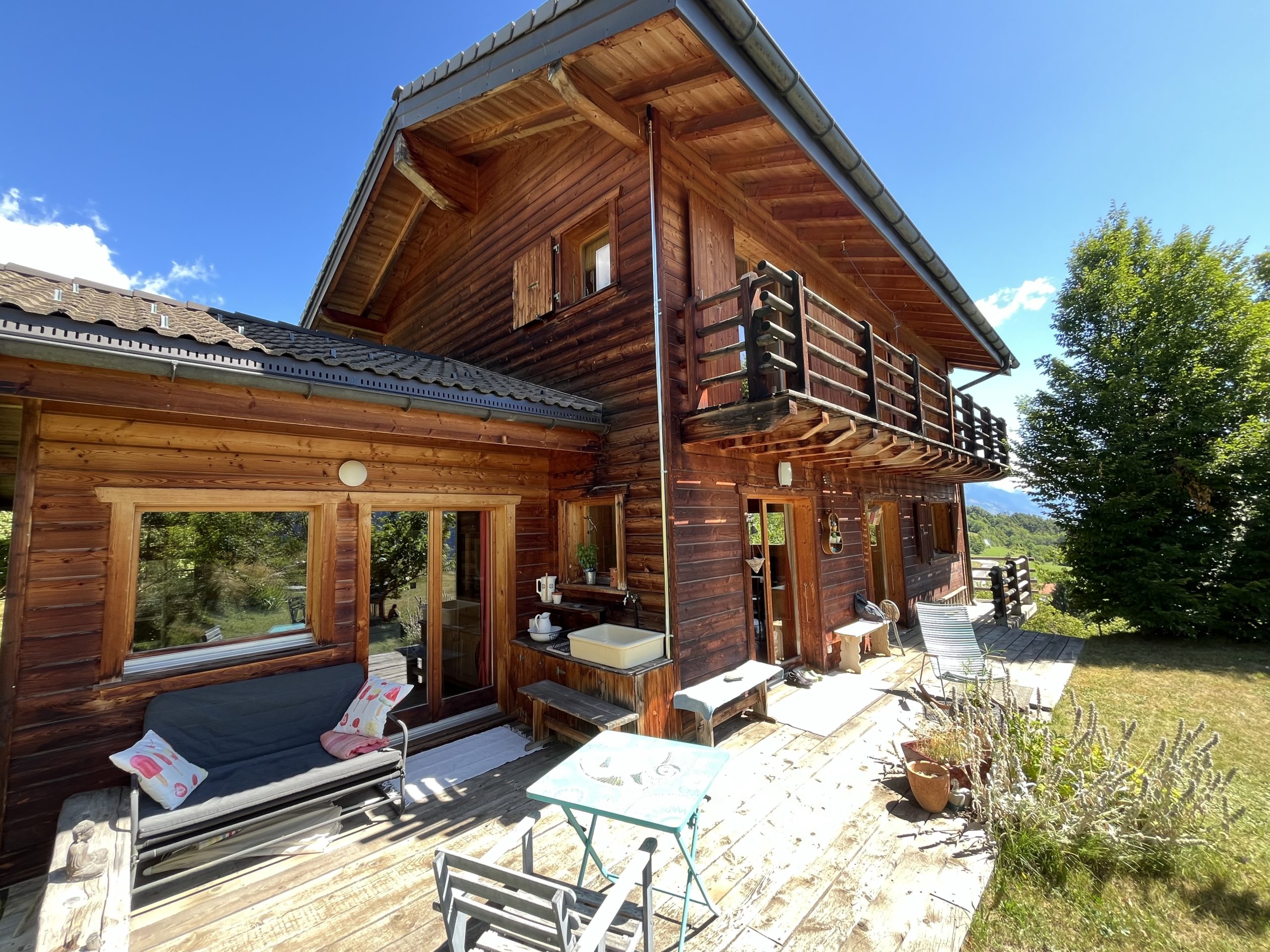 Holzchalet mit Terrasse