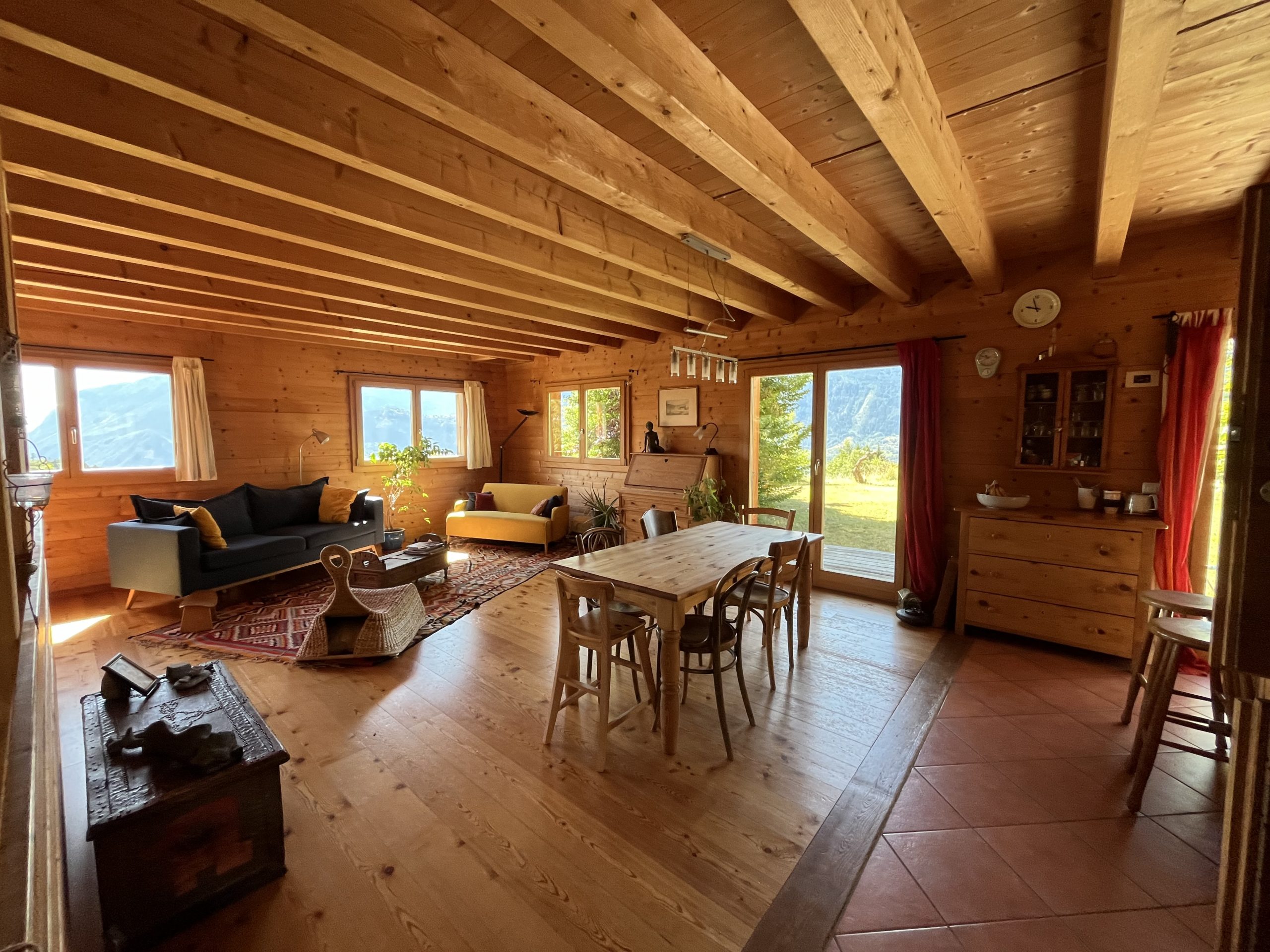 Gemütlicher Wohn- und Essbereich im Holzhaus