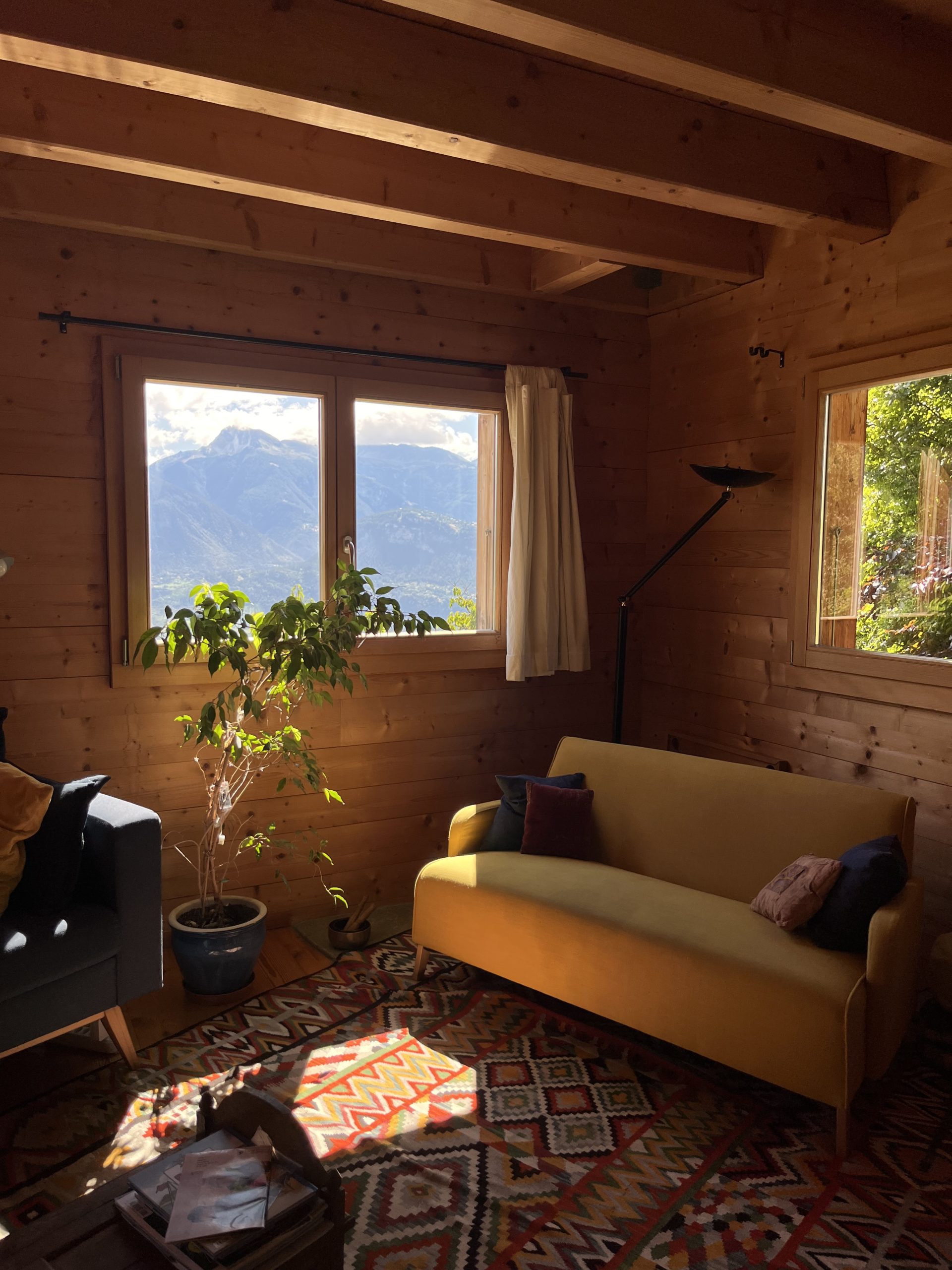 Gemütliches Holz-Wohnzimmer mit Bergblick