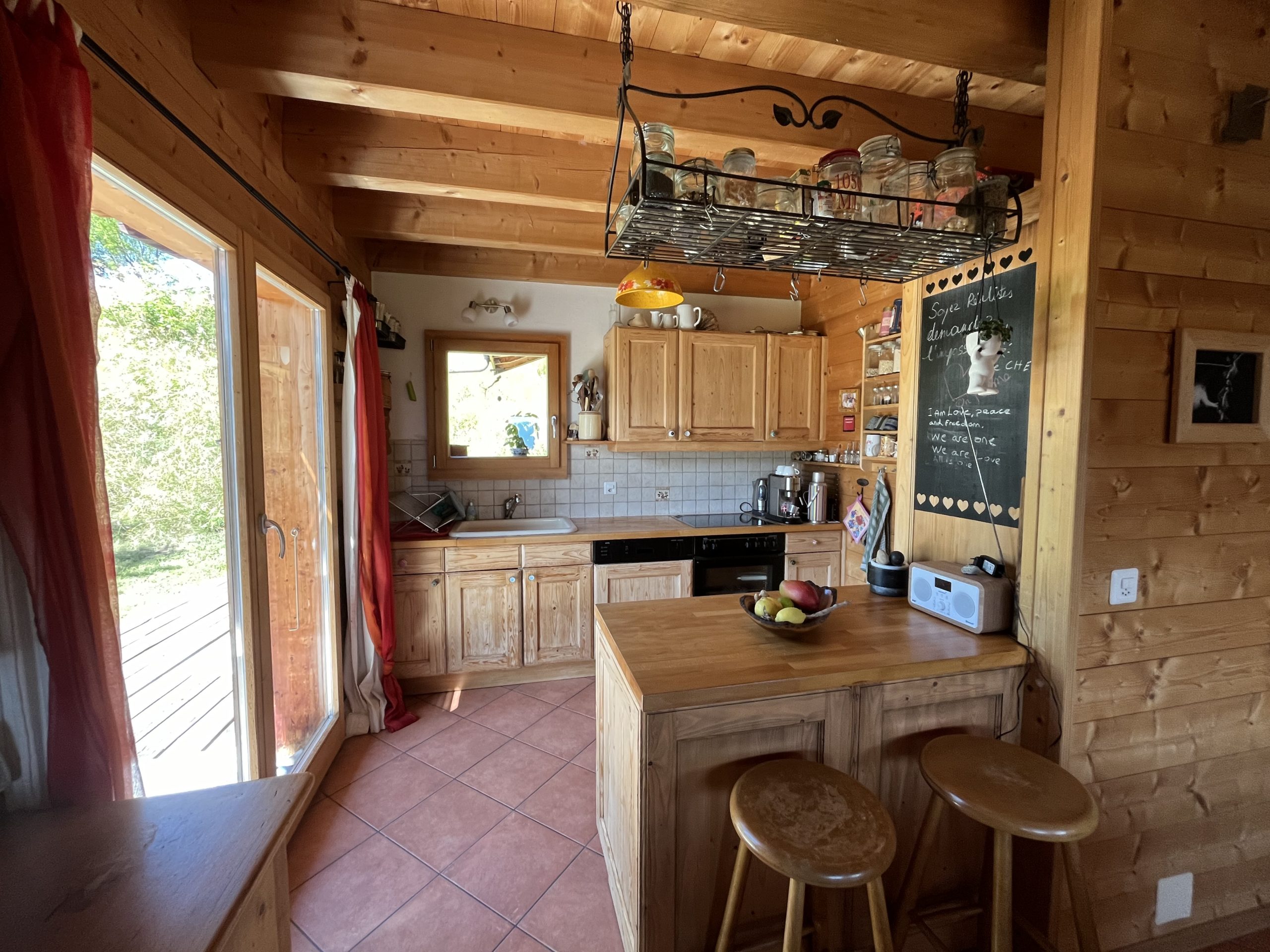 Gemütliche Holzküche mit Terrassentür