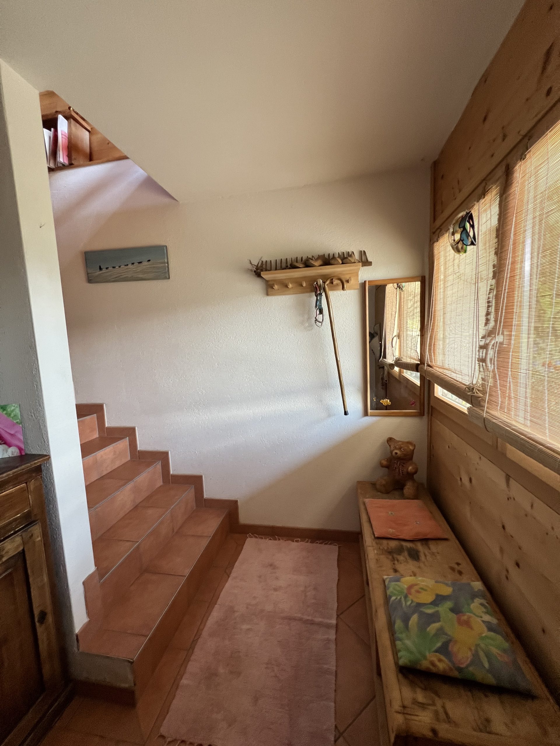 Gemütlicher Flur mit Holzverkleidung