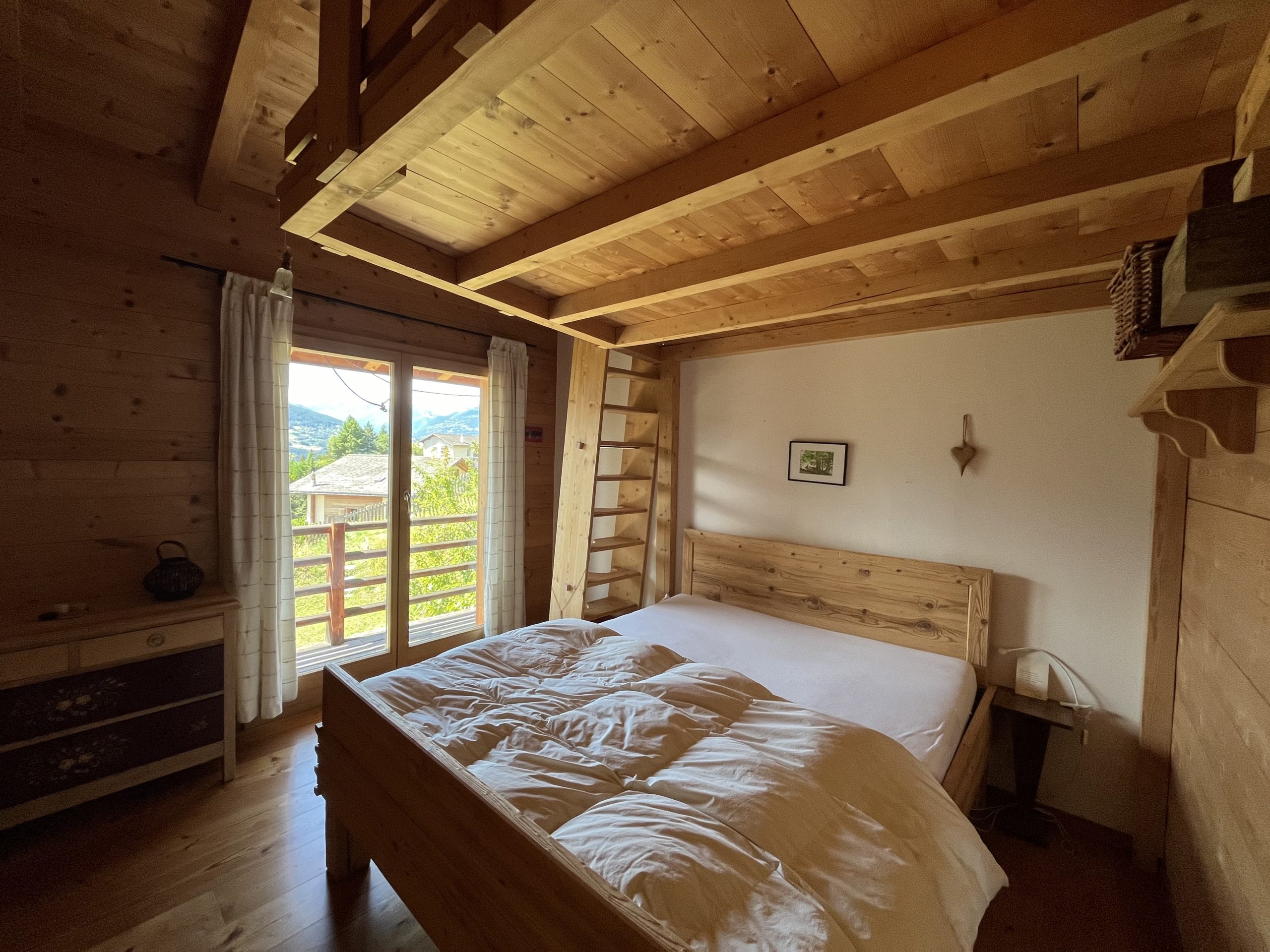 Gemütliches Holzschlafzimmer mit Bergblick