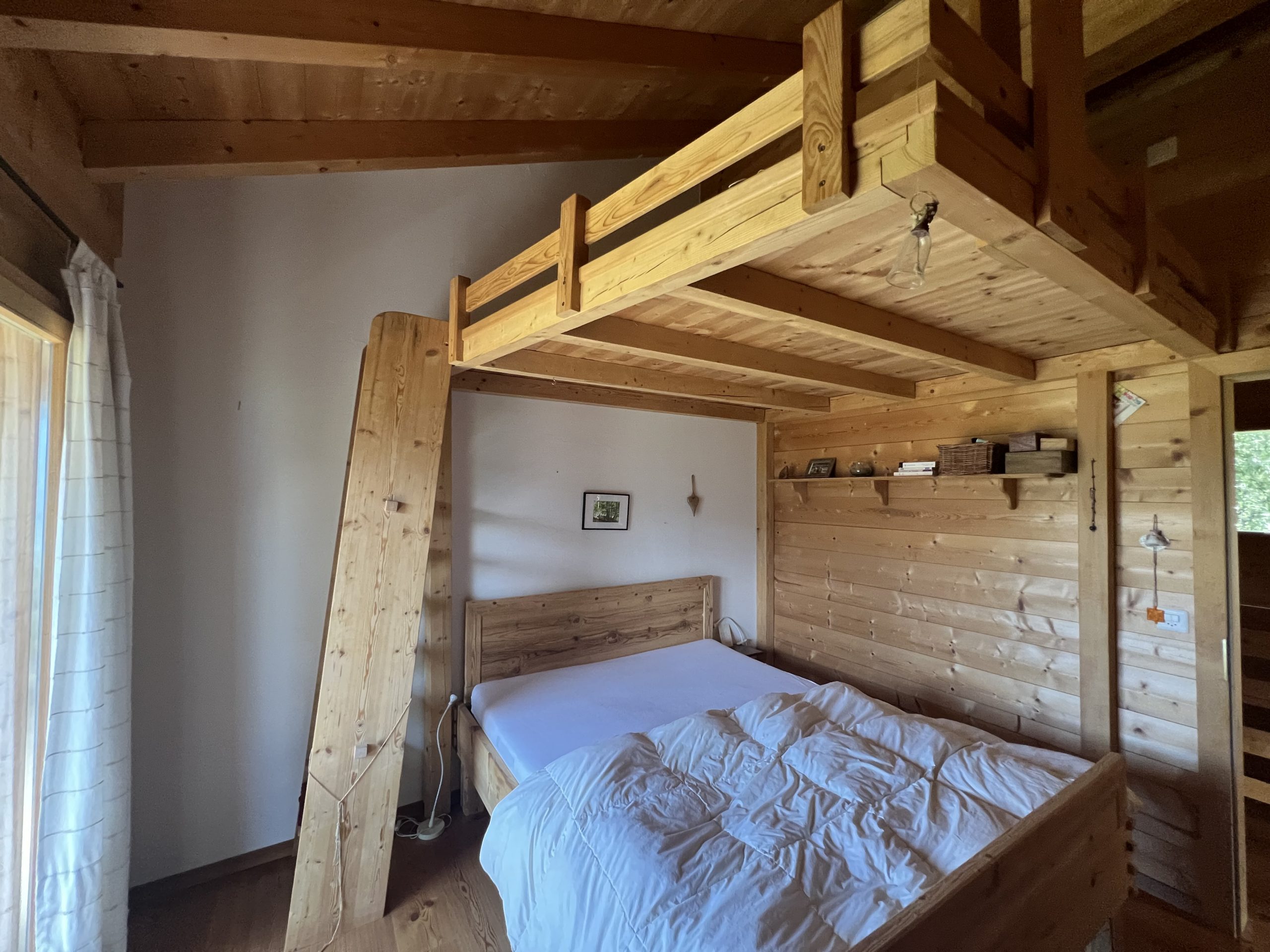 Rustikales Schlafzimmer mit Holzhochbett