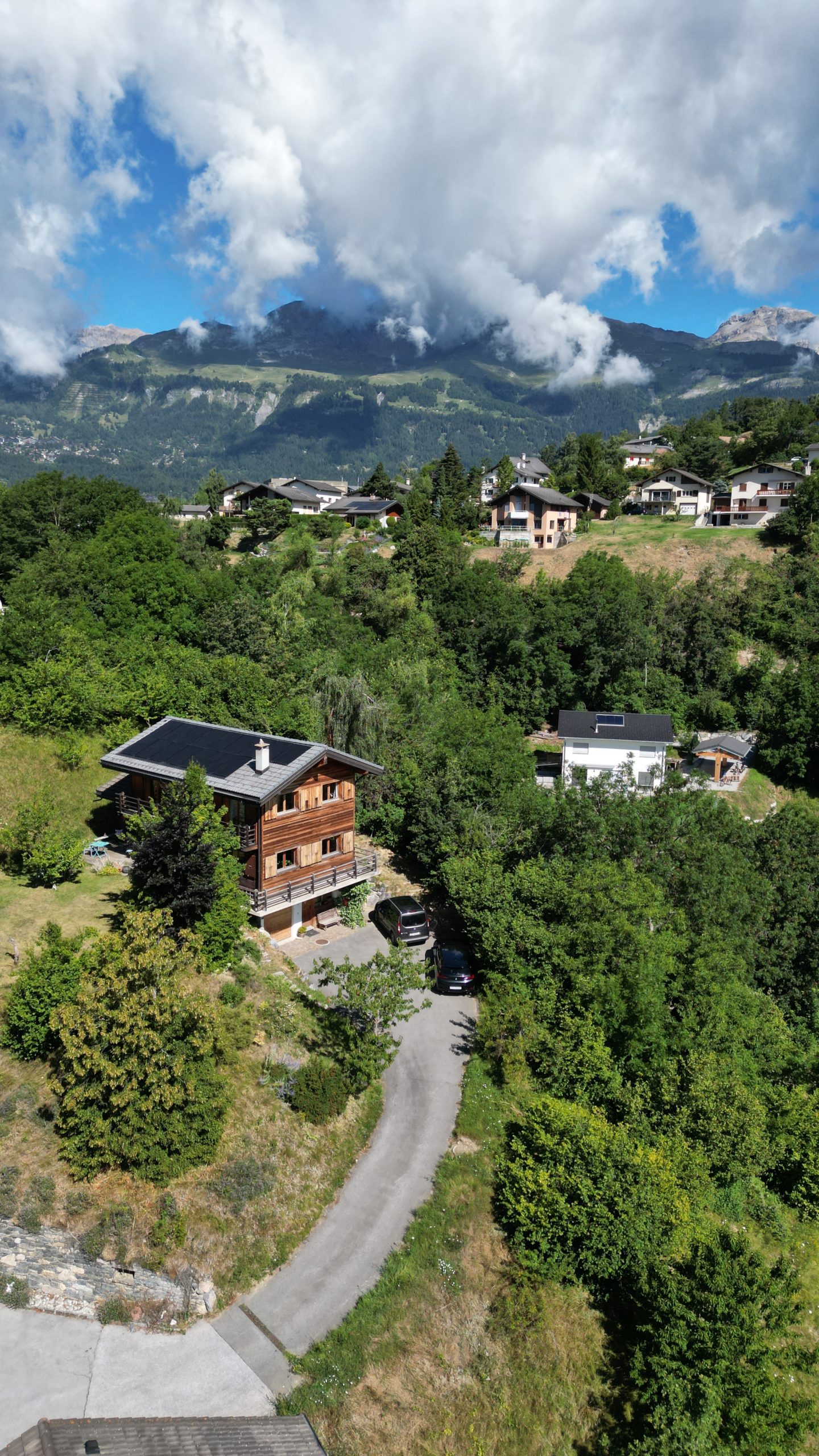 Alpenlandschaft mit Chalet und Bergpanorama