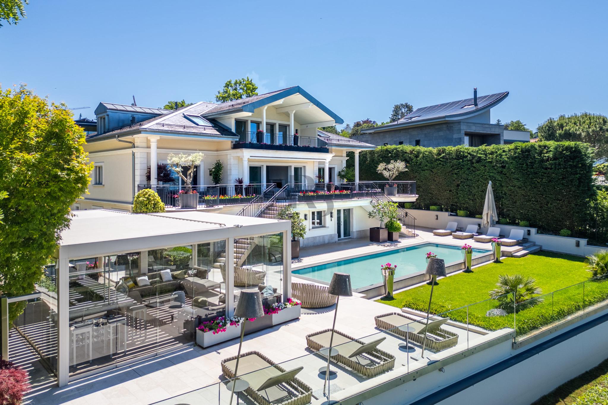 Luxuriöse Villa mit Poolterrasse
