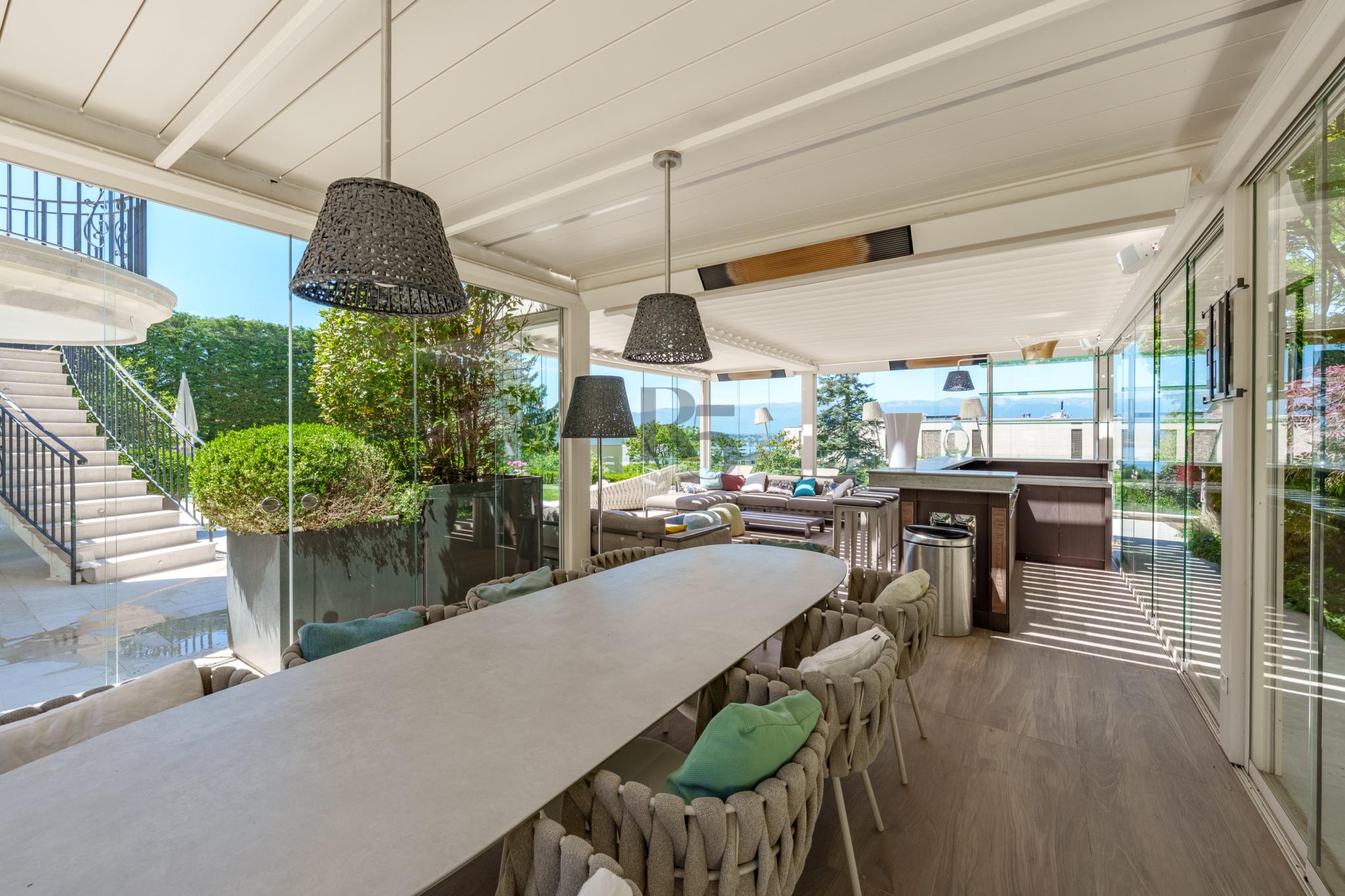 Überdachter Außen-Esstisch mit Lounge-Bereich und Meerblick