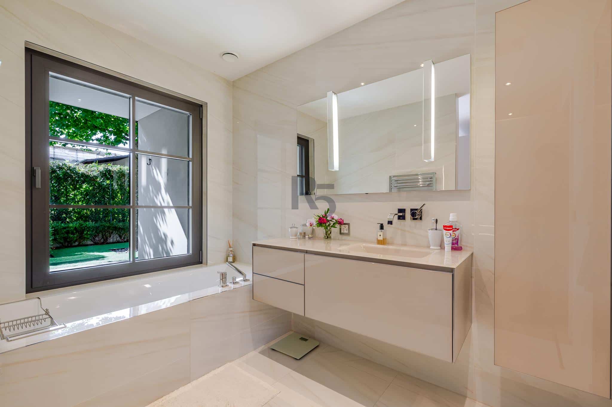 Modernes Badezimmer mit Badewanne und Waschtisch