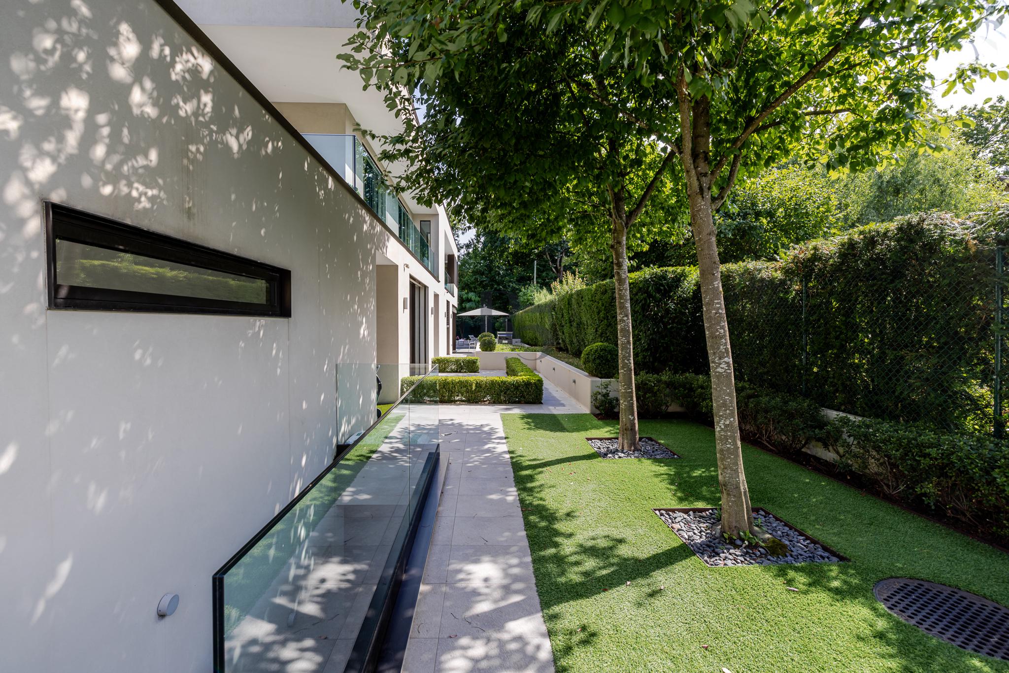 Moderner Garten- und Fassadenblick