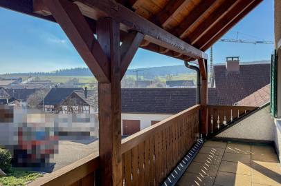 Balkon mit Holzüberdachung und Blick über die Nachbarschaft