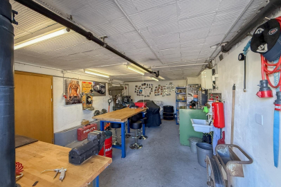 Werkstatt-/Garage-Innenraum mit Arbeitsflächen