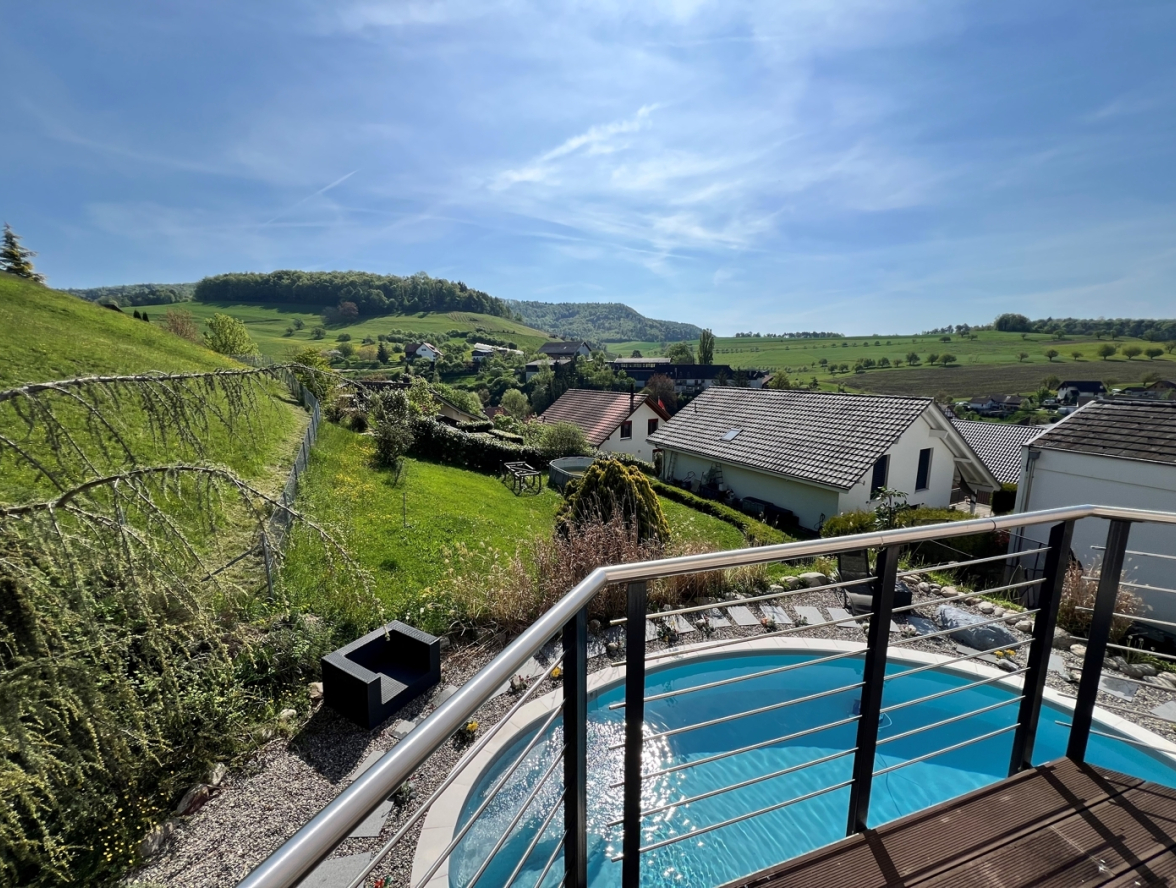 Außenansicht mit Pool und Panorama
