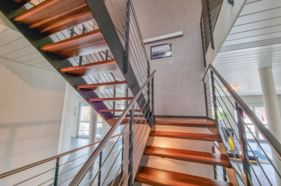 Treppenhaus mit offener Holz-Stahl-Treppe