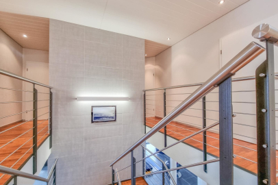 Galerie mit Treppenhaus und Holzdecken
