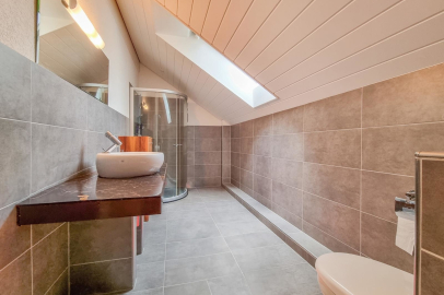Dachgeschoss-Badezimmer mit Dusche
