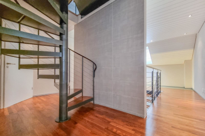 Treppe und Flur mit Holzfußboden