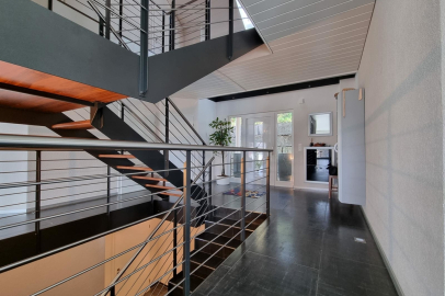 Moderner Eingangsbereich mit Treppe und Galerie