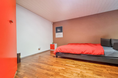Schlafzimmer mit Bett und Holzfußboden