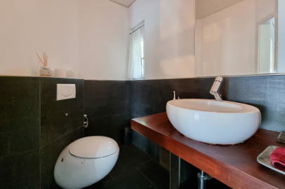 Modernes Gäste-WC mit Aufsatzwaschbecken
