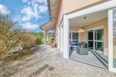Terrasse mit Blick in den Garten