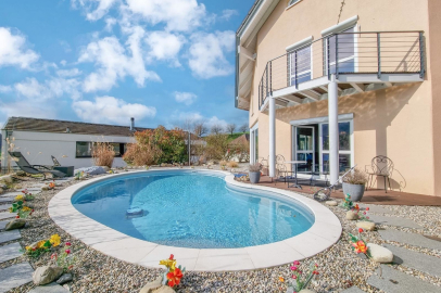 Außenansicht mit Pool und Balkon
