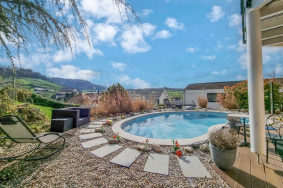 Poolterrasse mit Gartenblick
