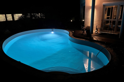 Beleuchteter Pool bei Nacht